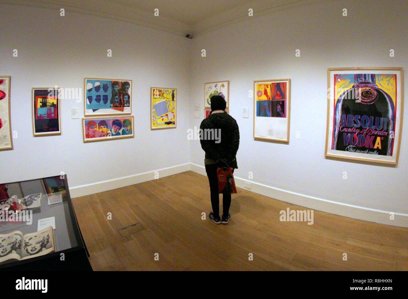 Edinburgh, Ecosse, Royaume-Uni, le 14 décembre. Exposition Andy Warhol assisté par les touristes à Édimbourg pour la nouvelle année et les fêtes de Noël à la Scottish National Gallery of Modern Art Deux modernes. Gerard crédit Ferry/Alamy Live News Banque D'Images Edinburgh, Ecosse, Royaume-Uni, le 14 décembre. Exposition Andy Warhol assisté par les touristes à Édimbourg pour la nouvelle année et les fêtes de Noël à la Scottish National Gallery of Modern Art Deux modernes. Gerard crédit Ferry/Alamy Live News Banque D'Images