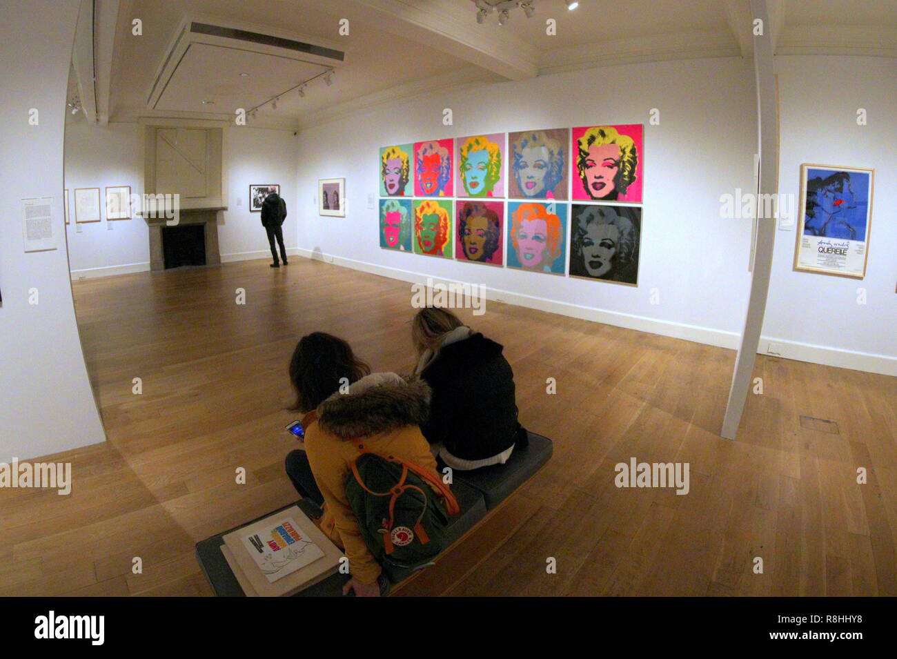 Edinburgh, Ecosse, Royaume-Uni, le 14 décembre. Exposition Andy Warhol assisté par les touristes à Édimbourg pour la nouvelle année et les fêtes de Noël à la Scottish National Gallery of Modern Art Deux modernes. Gerard crédit Ferry/Alamy Live News Banque D'Images