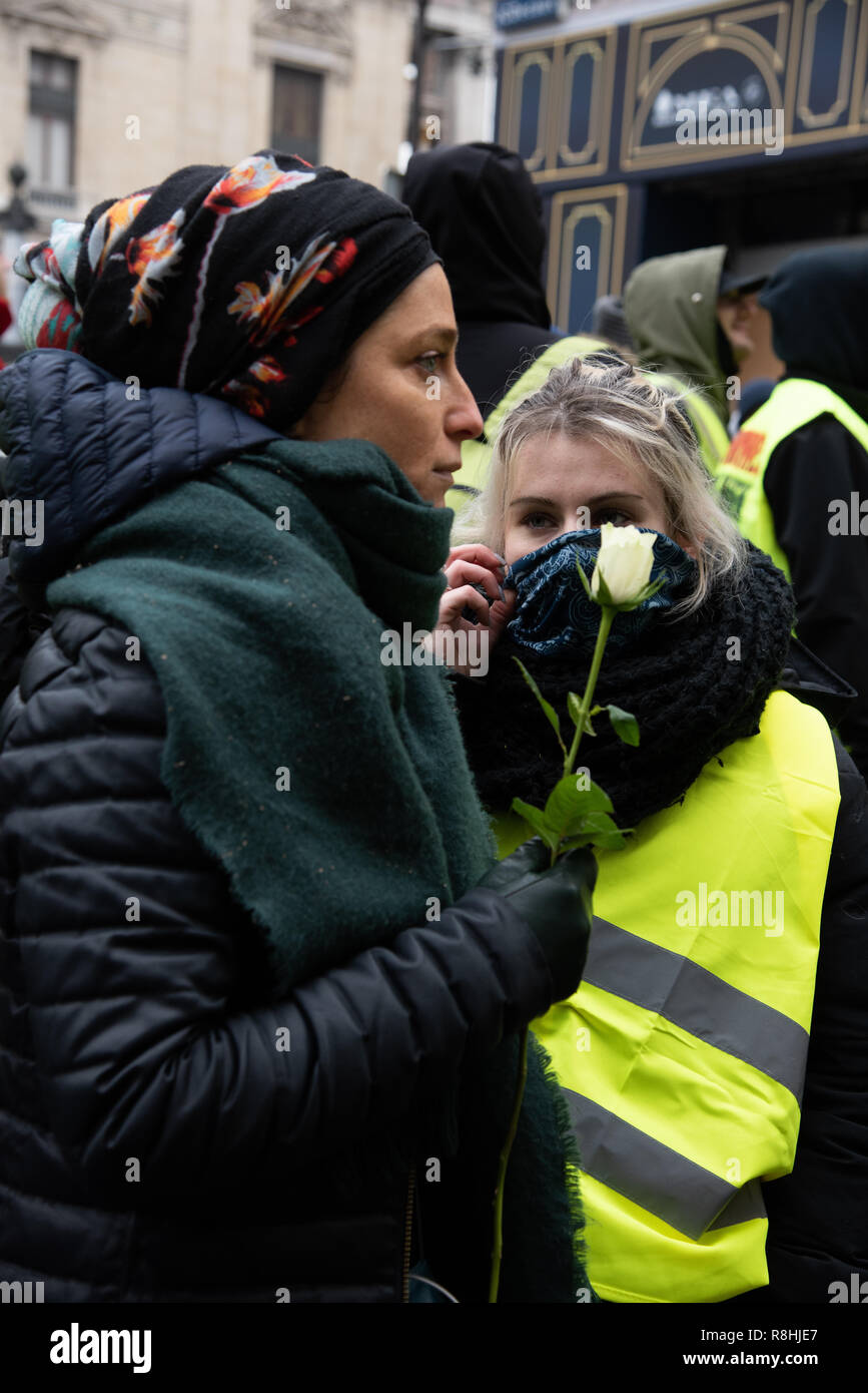 Paris France 15 Décembre 2018 La Femme Debout Dans La