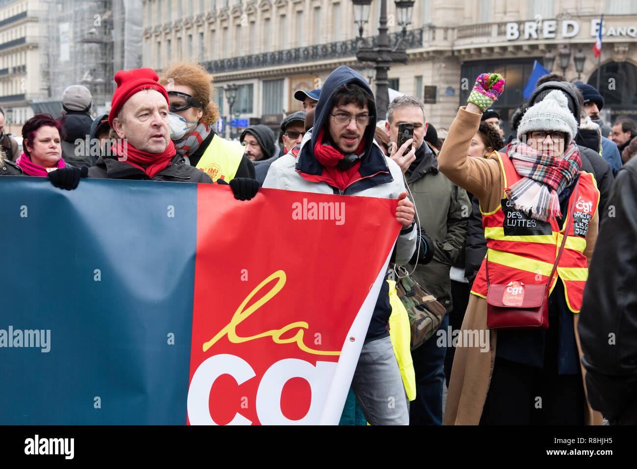 Paris, France, 15 Décembre, 2018. Les manifestants de la CGT, un syndicat, la marche derrière une banderole et demande une augmentation du salaire minimum. Autour de 2 000 manifestants portant des gilets jaunes ('gilets jaunes') a démontré à Paris contre les augmentations d'impôts et les pertes de pouvoir d'achat pour le cinquième dimanche dans une rangée. Credit : Christelle Chanut/Alamy Live News Banque D'Images