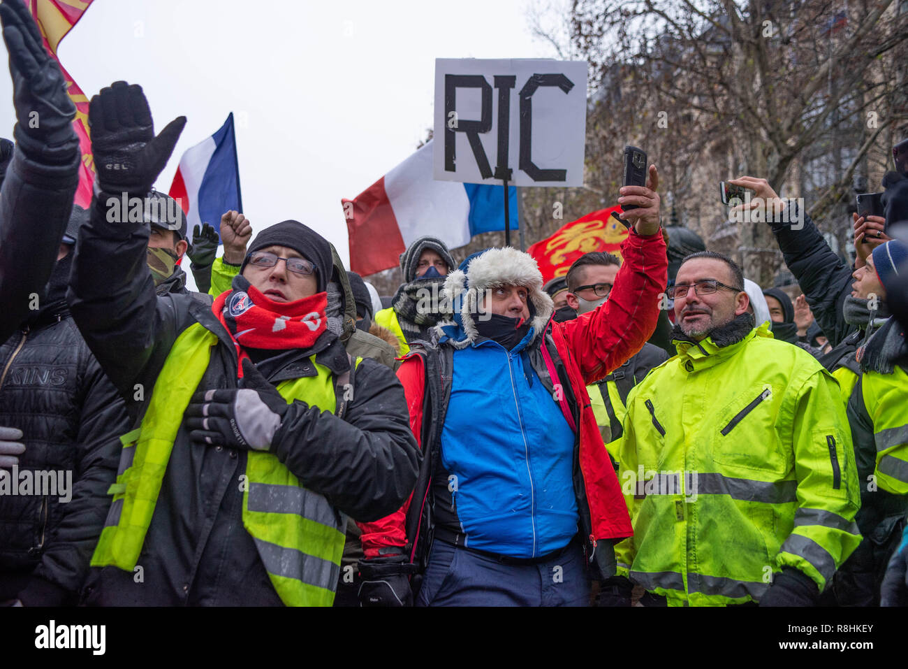 Paris, France. 15 décembre 2018. Le chant des manifestants à mains levées  avec la police. Gilet