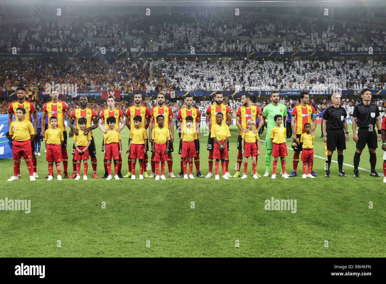 Al Ain, Émirats arabes unis. Le 15 décembre, 2018. Les joueurs de l'ES Tunis s'aligner avant le début de la Coupe du Monde des Clubs de la fifa football match de quart de finale entre la Tunisie de l'ES Tunis et Al Ain ÉMIRATS ARABES UNIS au FC Hazza Bin Zayed Stadium. Credit : Mohamed Flis/dpa/Alamy Live News Crédit : afp photo alliance/Alamy Live News Banque D'Images