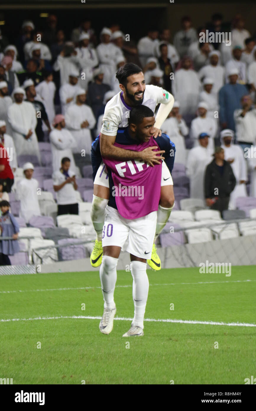 Al Ain, Émirats arabes unis. Le 15 décembre, 2018. Al Ain's Bandar Al-Ahbabi et Mohammed Khalfan célèbrent leur victoire après le coup de sifflet final de la Coupe du Monde des Clubs de la fifa football match de quart de finale entre la Tunisie de l'ES Tunis et Al Ain ÉMIRATS ARABES UNIS au FC Hazza Bin Zayed Stadium. Credit : Mohamed Flis/dpa/Alamy Live News Banque D'Images