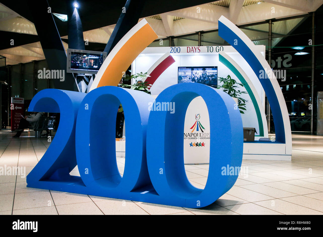 Naples, Italie. 15 décembre 2018. Gare Centrale de Naples, la ville de Naples est la préparation de l'événement de l'Universiade 2019 avec un point d'information utile déjà actifs à la station centrale du 3 juillet au 14 juillet dans la photo du socle avec la rédaction 200, les jours qui manquent au début de l'événement Crédit : Antonio Balasco/Alamy Live News Banque D'Images