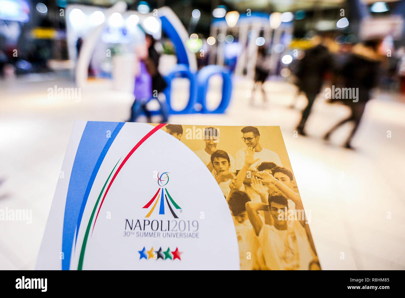 Naples, Italie. 15 décembre 2018. Gare Centrale de Naples, la ville de Naples est la préparation de l'événement de l'Universiade 2019 avec un point d'information utile déjà actifs à la station centrale du 3 juillet au 14 juillet dans la photo du socle avec la rédaction 200, les jours qui manquent au début de l'événement Crédit : Antonio Balasco/Alamy Live News Banque D'Images