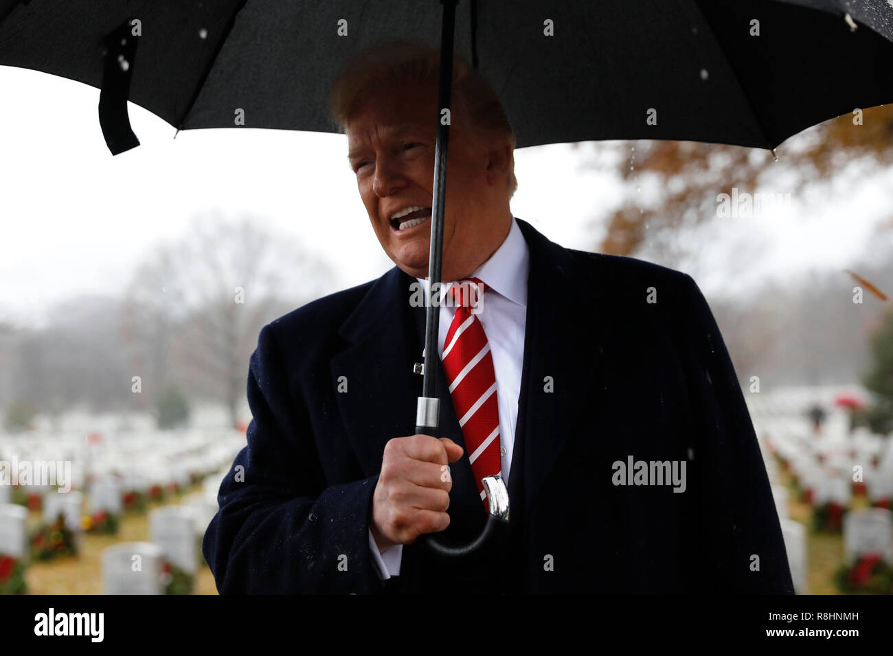 Arlington, États-Unis d'Amérique. Le 15 décembre, 2018. Le Président des Etats-Unis, Donald J. Trump s'adresse aux journalistes qu'il visite l'article 60 au Cimetière National d'Arlington à Arlington, en Virginie, le 15 décembre 2018. Crédit : Yuri Gripas/Piscine via CNP | Conditions de crédit dans le monde entier : dpa/Alamy Live News Banque D'Images
