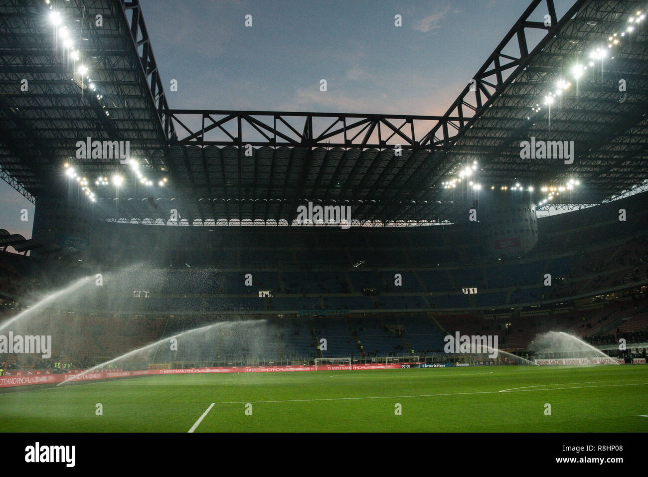 Milan, Italie. Le 15 décembre 2018. Une vue générale du stade avant le match de football, Serie A Inter Milan vs Udinese Calcio au stade Meazza de San Siro à Milan, Italie le 15 décembre 2018 Crédit : Piero Cruciatti/Alamy Live News Banque D'Images