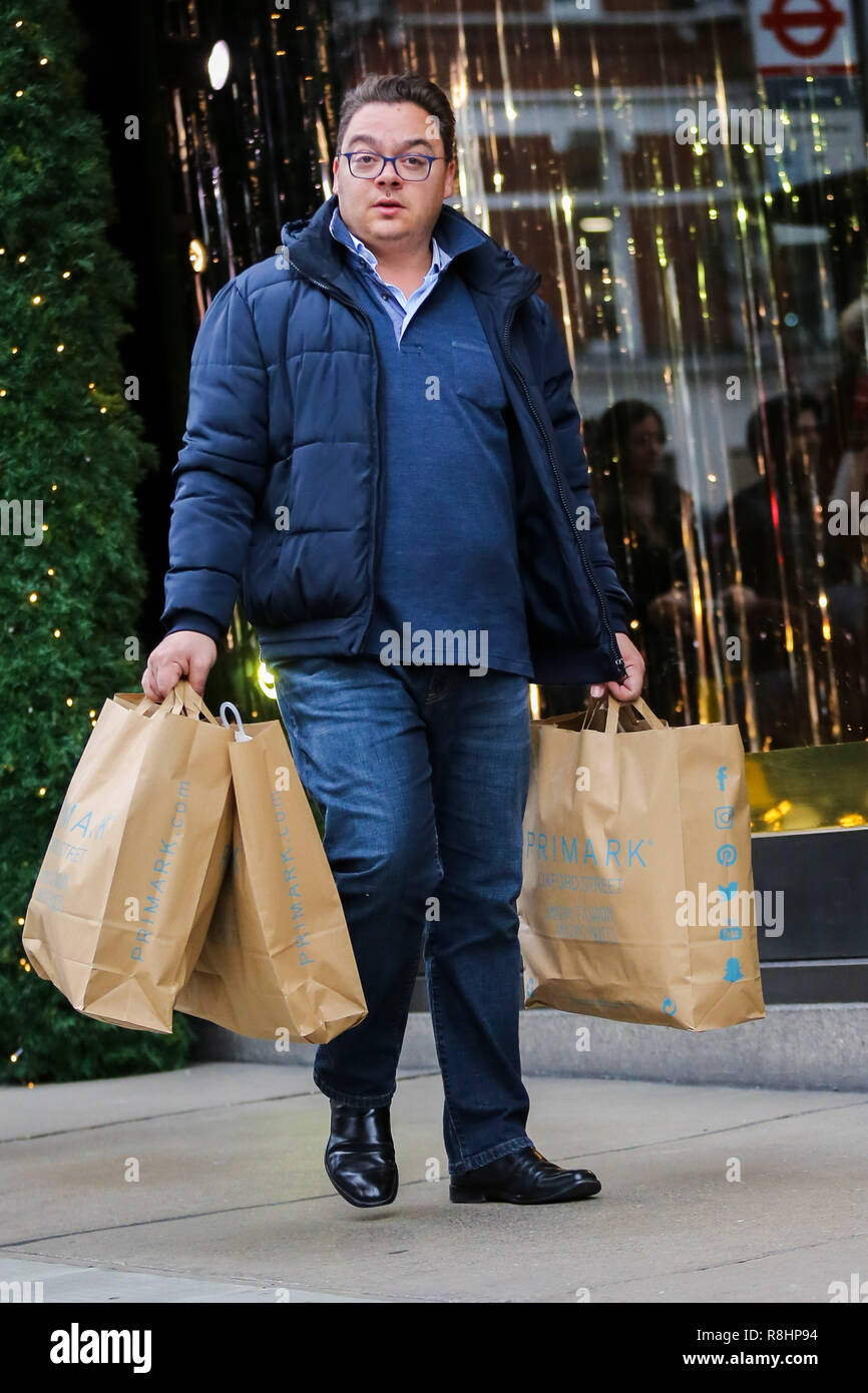 Un homme est vu avec sacs Primark Oxford Street à Londres, avec des sacs de  shopping avec 9 jours pour le Jour de Noël. Les détaillants s'attendent à  une ruée de clients