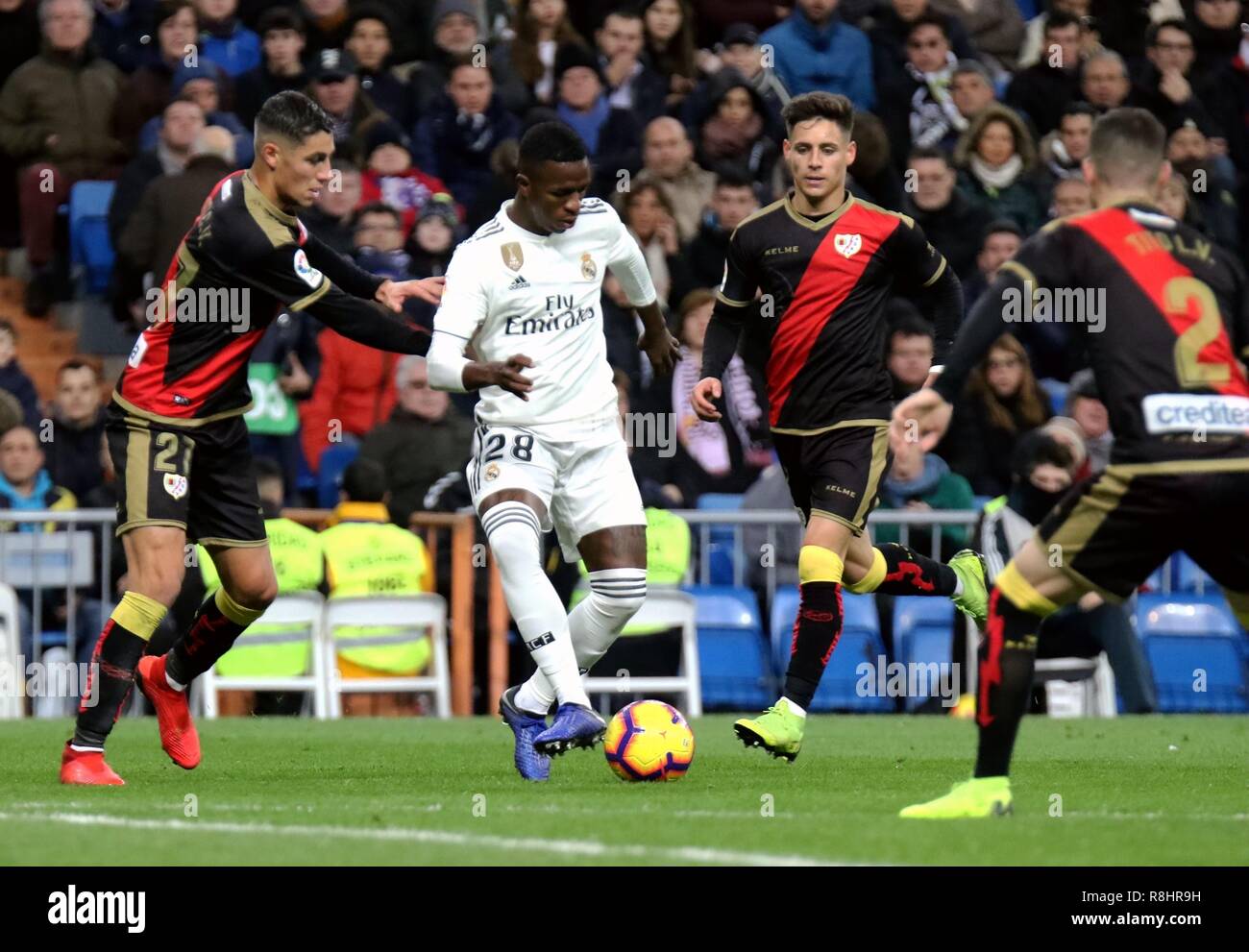 Madrid, Espagne. Le 15 décembre, 2018. Vinicius du Real Madrid (2e Junior L) dribbles lors d'un match de championnat espagnol entre le Real Madrid et le Rayo Vallecano de Madrid, Espagne, le 15 décembre 2018. Le Real Madrid a gagné 1-0. Crédit : Edward F. Peters/Xinhua/Alamy Live News Banque D'Images