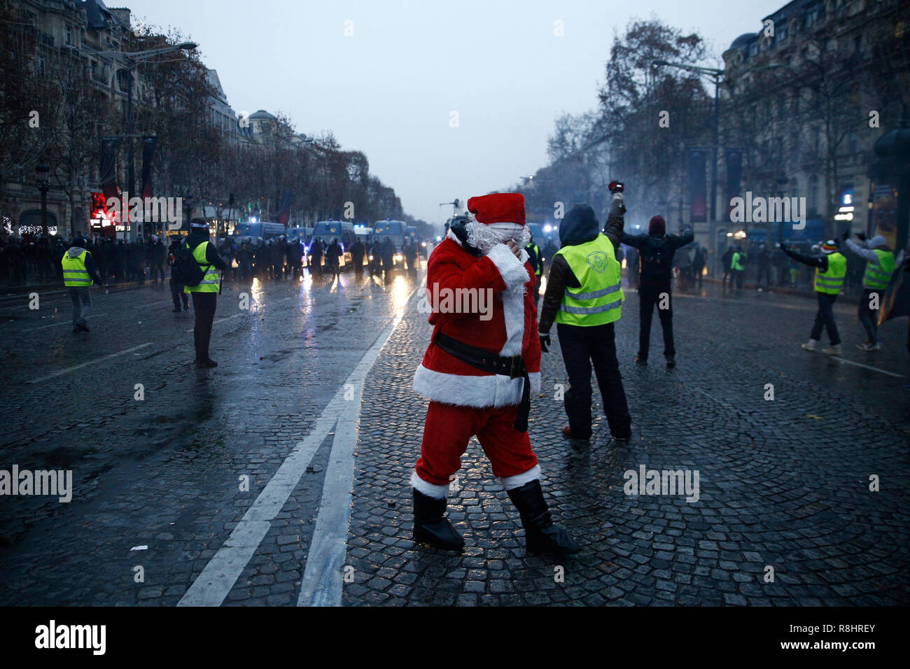 Paris, France. 15 décembre 2018. La police anti-émeute utilise un canon à eau et des gaz lacrymogènes contre des manifestants au cours d'une manifestation contre la hausse du carburant et les prix du pétrole par des personnes portant des gilets jaunes. Credit : ALEXANDROS MICHAILIDIS/Alamy Live News Banque D'Images