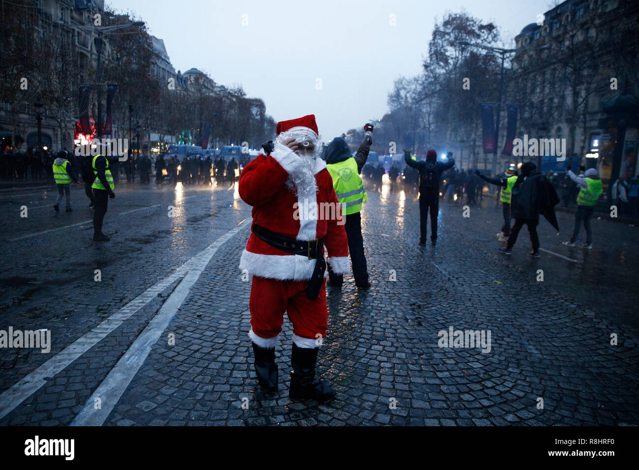Paris, France. 15 décembre 2018. La police anti-émeute utilise un canon à eau et des gaz lacrymogènes contre des manifestants au cours d'une manifestation contre la hausse du carburant et les prix du pétrole par des personnes portant des gilets jaunes. Credit : ALEXANDROS MICHAILIDIS/Alamy Live News Banque D'Images