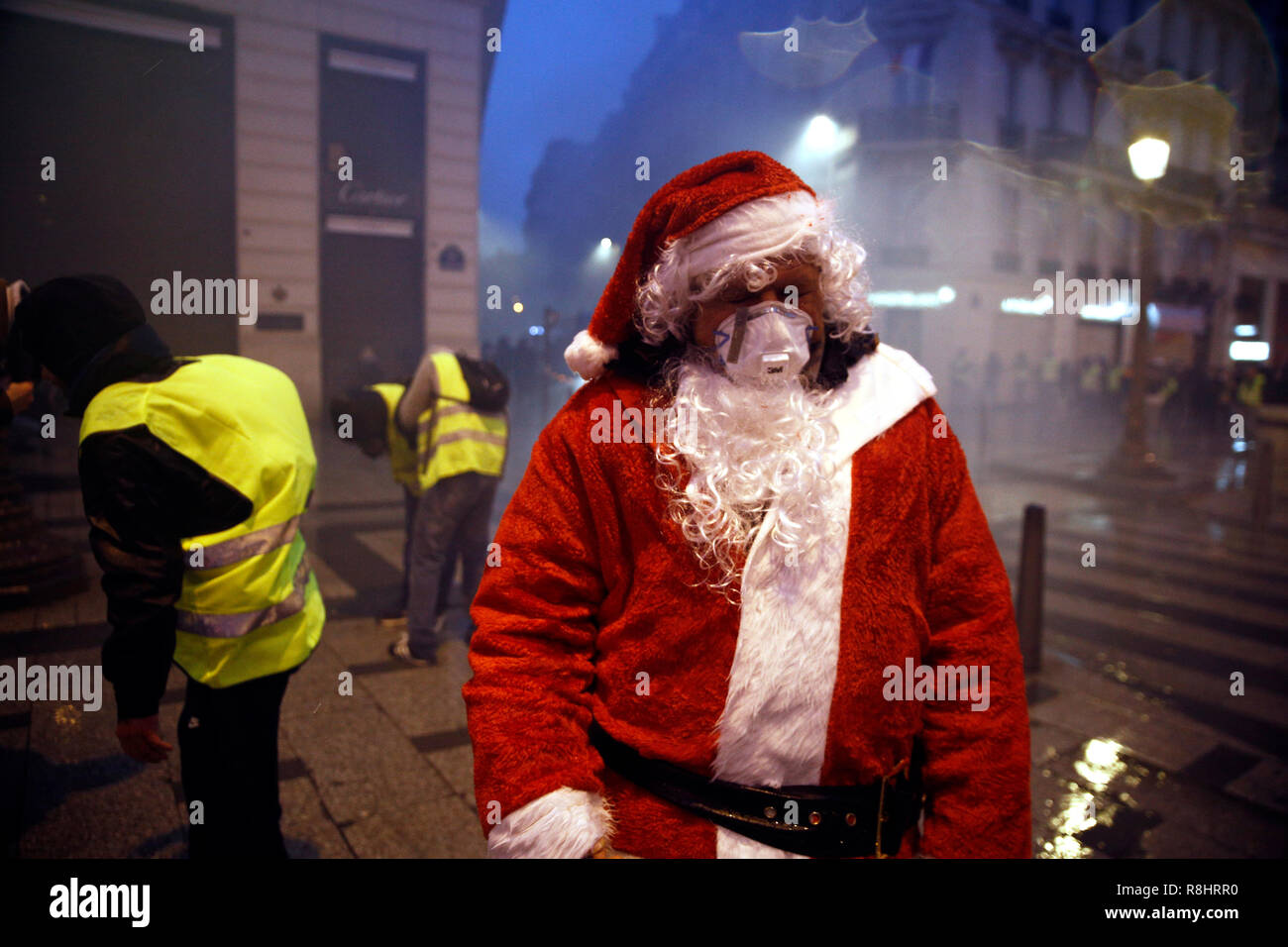 Paris, France. 15 décembre 2018. Personnes participent à une marche de protestation de la jaune contre la hausse du carburant et des prix du pétrole. Credit : ALEXANDROS MICHAILIDIS/Alamy Live News Banque D'Images