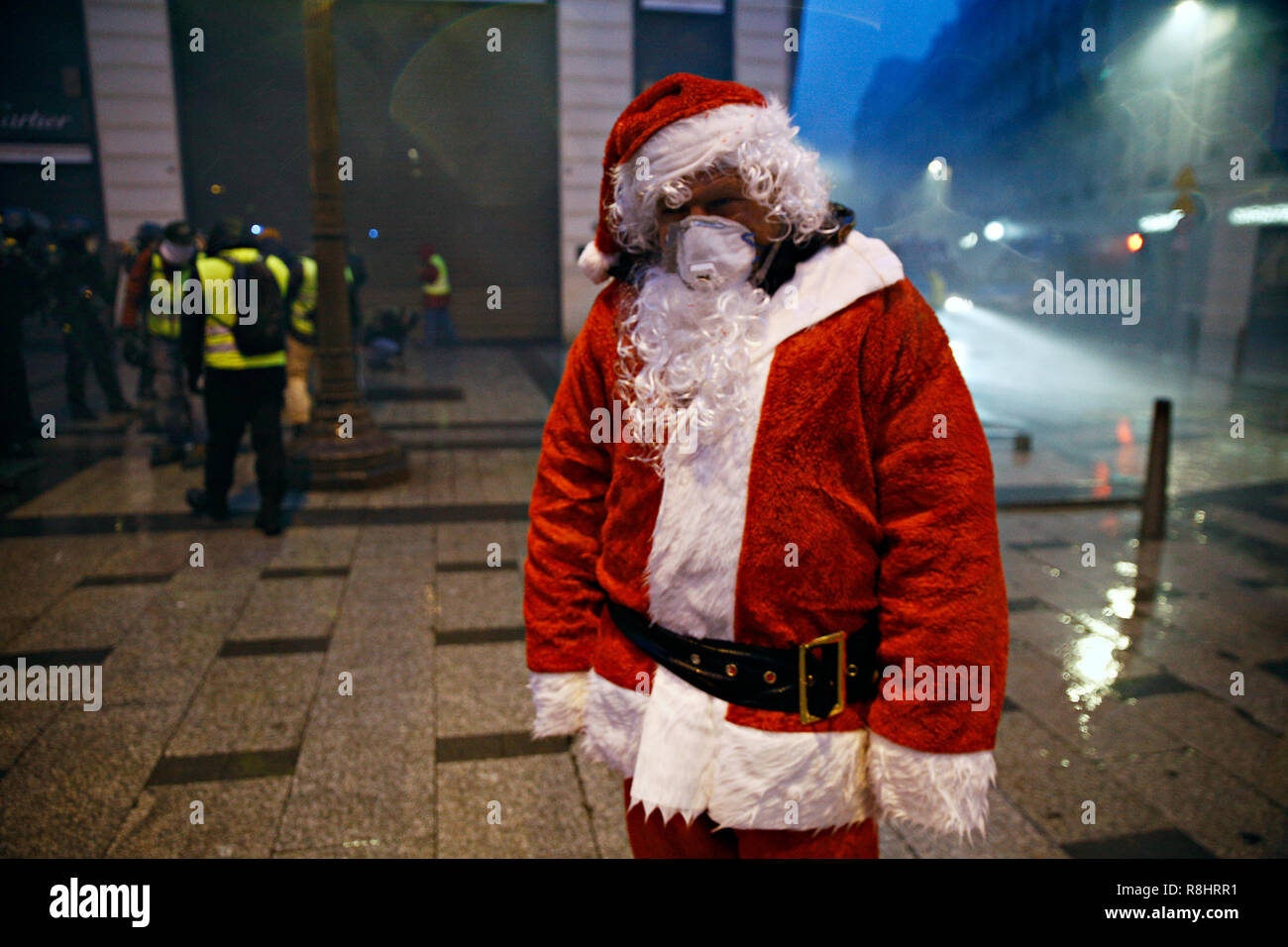 Paris, France. 15 décembre 2018. Personnes participent à une marche de protestation de la jaune contre la hausse du carburant et des prix du pétrole. Credit : ALEXANDROS MICHAILIDIS/Alamy Live News Banque D'Images