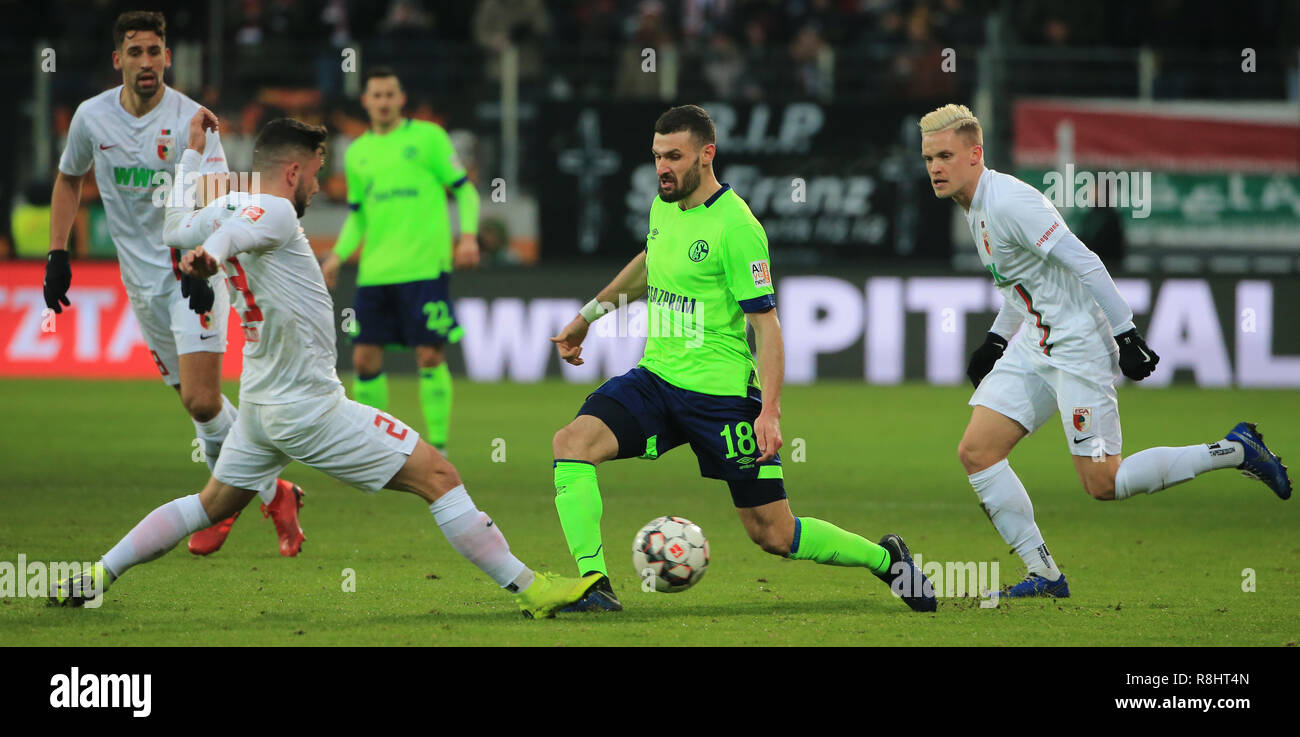 Augsburg, Allemagne. Le 15 décembre, 2018. Schalke 04 Daniel Caligiuri (2e R) le dispute à l'Augsbourg Marco Richter (2e L) au cours d'un match de Bundesliga allemande entre FC Augsburg et le FC Schalke 04, à Augsbourg, en Allemagne, le 15 décembre 2018. Le match s'est terminé 1-1. Crédit : Philippe Ruiz/Xinhua/Alamy Live News Banque D'Images