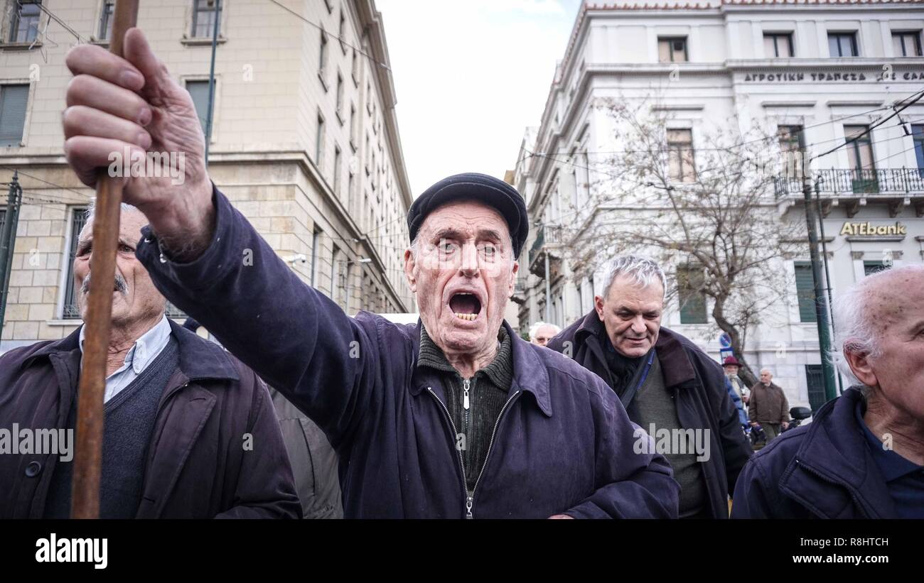 Un homme âgé vu criant des slogans lors d'un rassemblement contre d'autres compressions. Des milliers de retraités sont descendus dans la rue comme ils ont marché vers le bureau du Premier Ministre grec, exigeant le remboursement de l'ensemble des déductions qui ont été touchés dans leur retraite dans le cadre de mesures d'austérité. Banque D'Images