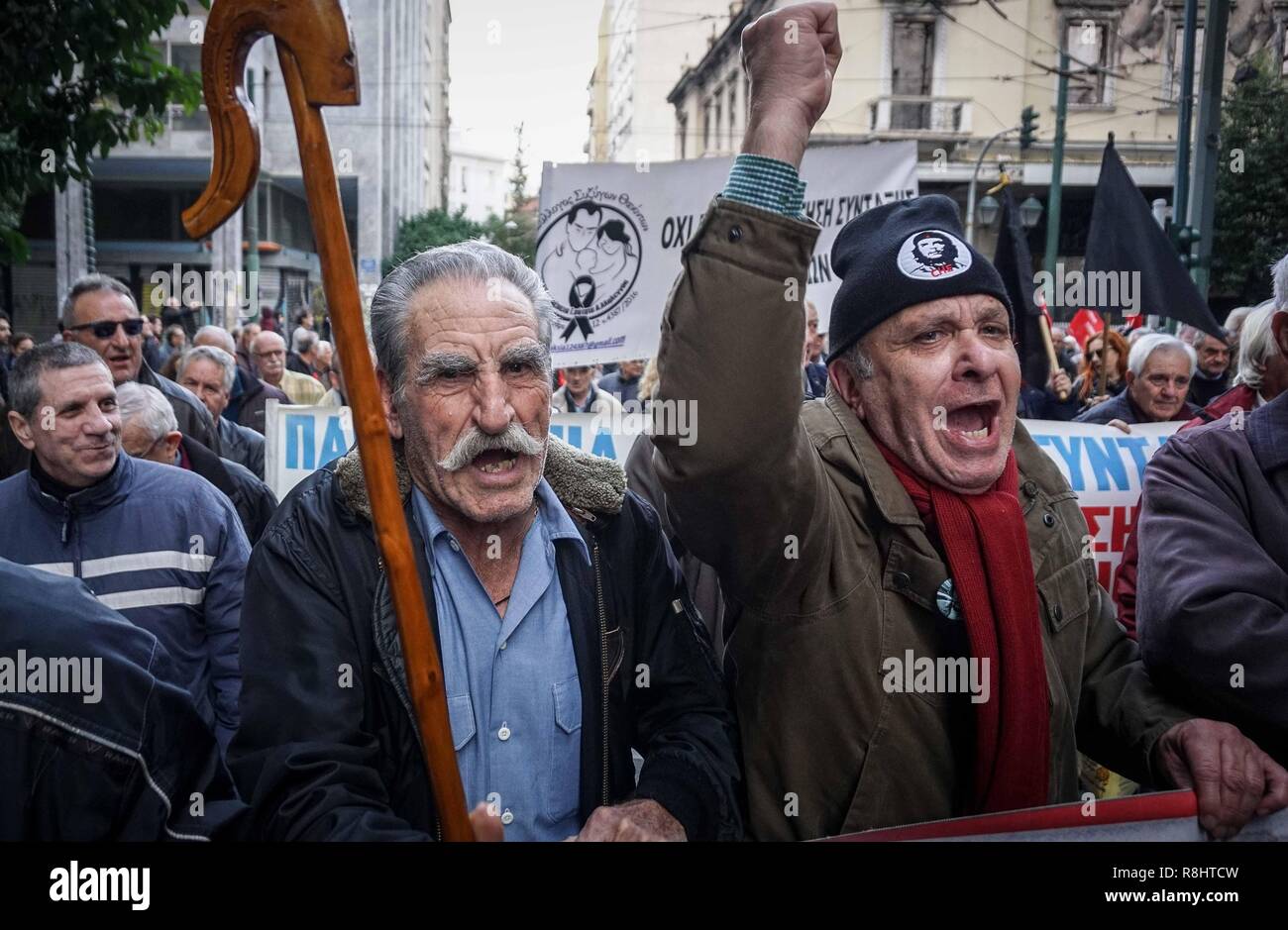 Les retraités vu criant des slogans lors d'un rassemblement contre d'autres compressions. Des milliers de retraités sont descendus dans la rue comme ils ont marché vers le bureau du Premier Ministre grec, exigeant le remboursement de l'ensemble des déductions qui ont été touchés dans leur retraite dans le cadre de mesures d'austérité. Banque D'Images