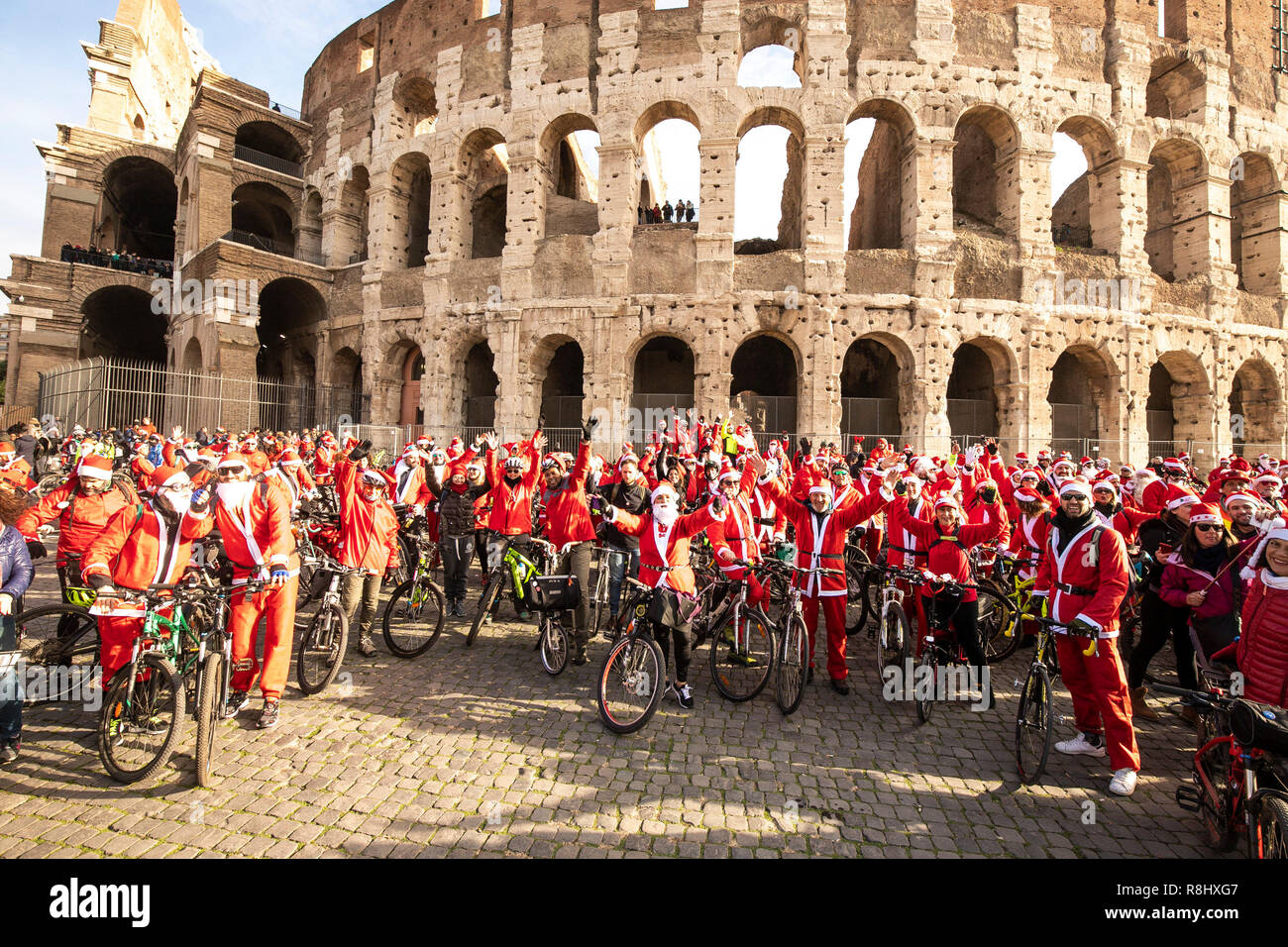 Foto Carlo Lannutti/LaPresse 16- 12 - 2018 Roma, Italia Cronaca. Babbi Natale par solidariet Pedalata&# xe0 ; della Casa Famiglia Nella foto : Peter Pan Il raduno e la partenza dal Colosseo Banque D'Images