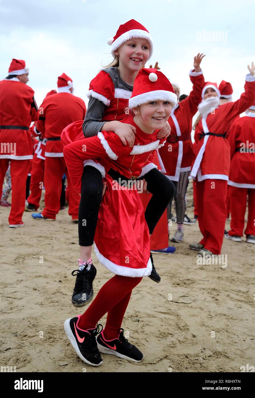 Chase le pudding est une course de 5 km le long de plage de Weymouth habillée en père et la poursuite d'un pudding de Noël et la collecte de fonds pour l'organisme de bienfaisance local la volonté populaire Mackaness Trust. Finnbarr Crédit : Webster/Alamy Live News Banque D'Images