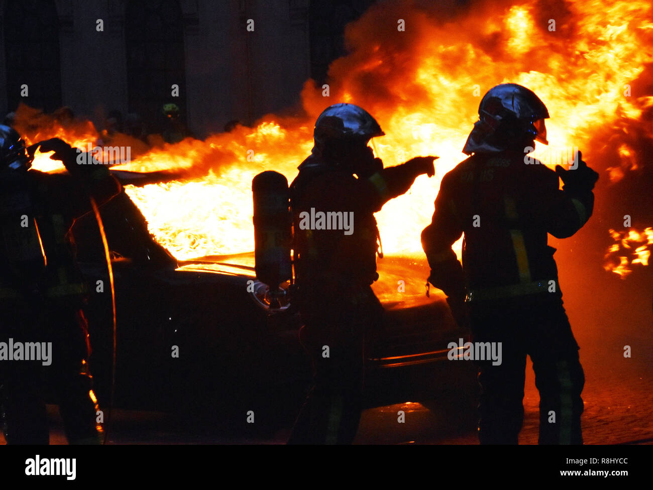 Paris, France. Dec 8, 2018. Les pompiers pour éteindre un incendie au cours de la 'Yellow Vest' manifestation à Paris, France, le 8 décembre 2018. Crédit : Li Genxing/Xinhua/Alamy Live News Banque D'Images