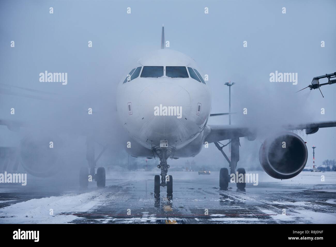 Journée d'hiver à l'aéroport. Le dégivrage de l'avion avant le vol. Banque D'Images