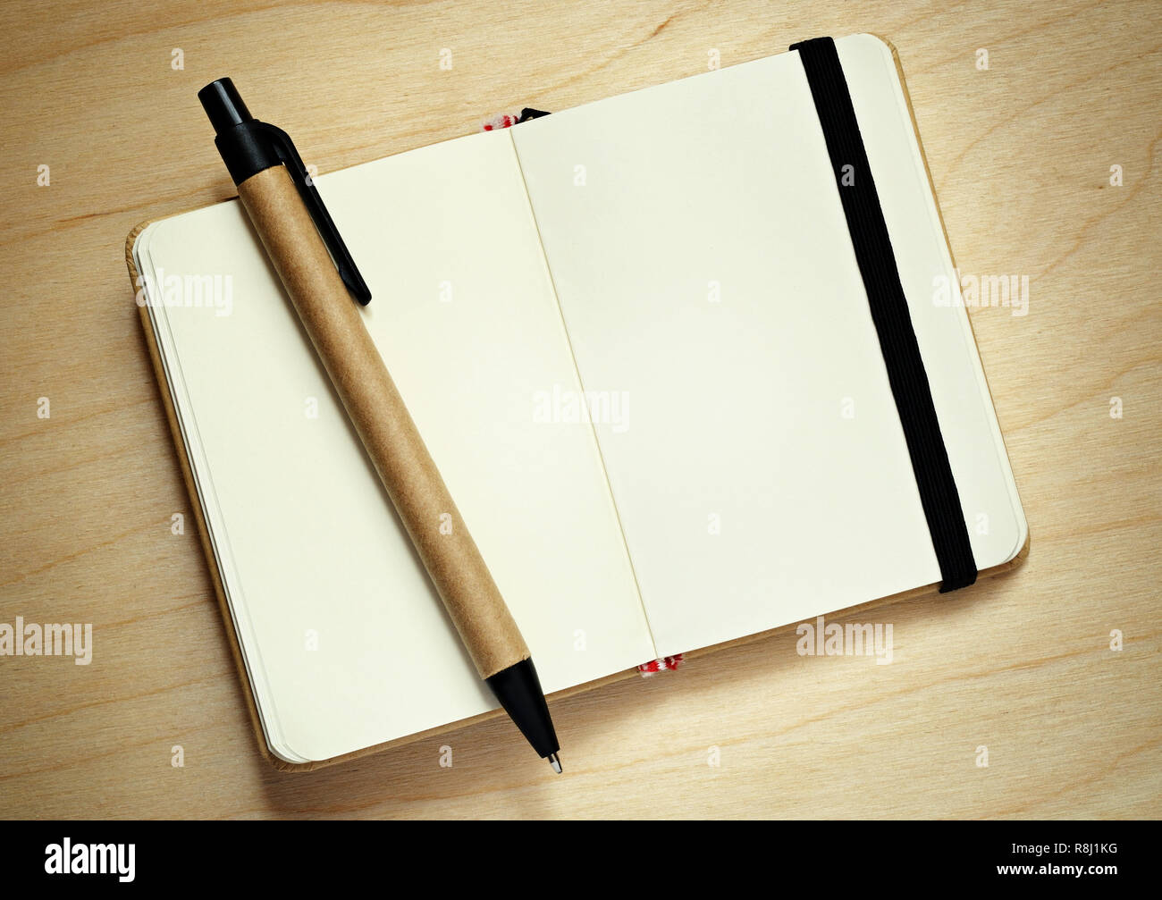 Ouvert carnet et un stylo sur fond de bois Banque D'Images