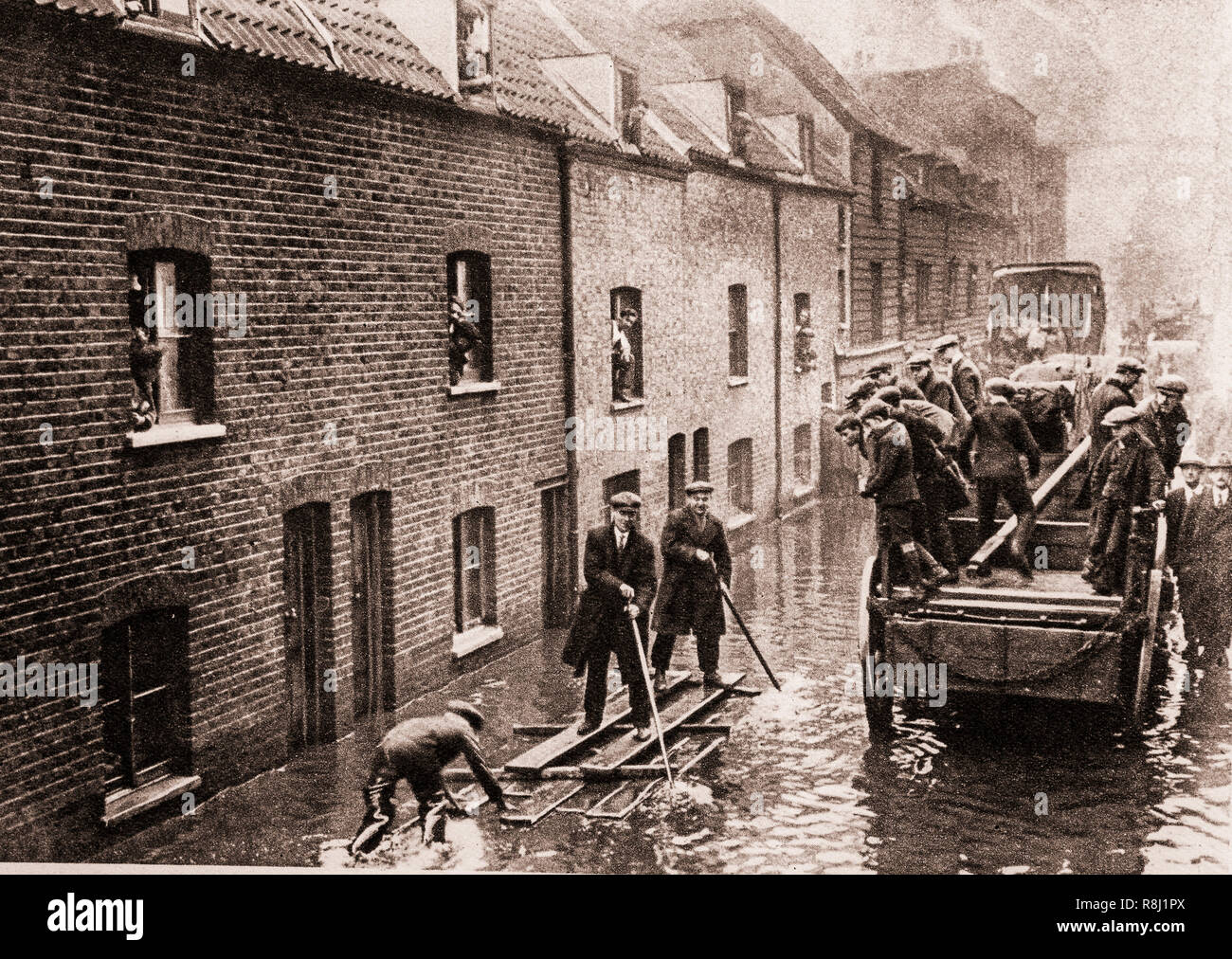 La Thames 1928 inondation était une inondation catastrophique de la Tamise qui a touché une grande partie de la promenade Riverside à Londres, le 7 janvier, ainsi que des lieux plus loin en aval. Quatorze personnes sont mortes et des milliers sont sans abri lorsque les eaux de crue versé sur le dessus de la Thames Embankment et une partie de la digue s'est effondrée de Chelsea Banque D'Images