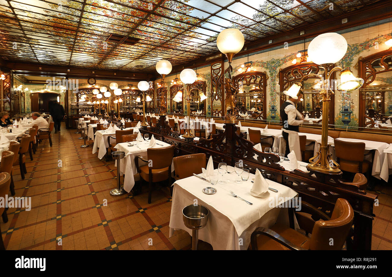 1900 Montparnasse est situé dans le restaurant historique de Montparnasse. Il est célèbre pour son look Art Déco et ambiance Belle Epoque. Banque D'Images