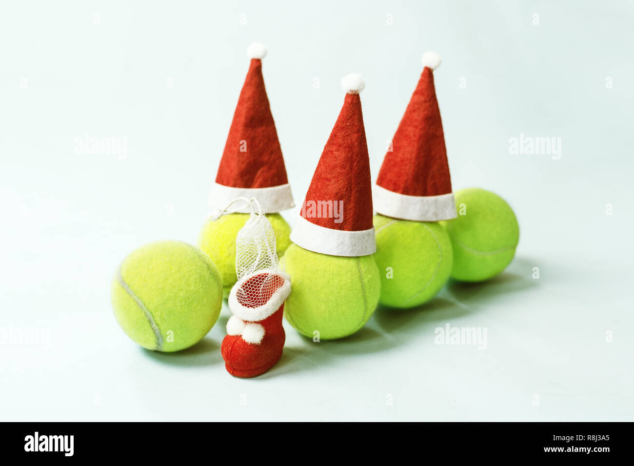 Santa hat sur balle de tennis de vœux de Noël Photo Stock - Alamy