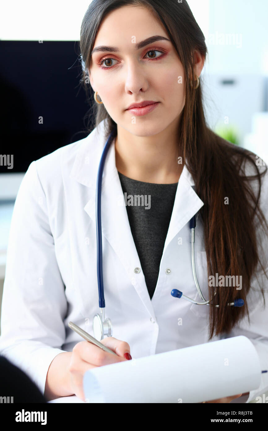 Beautiful smiling female doctor talk with patient Banque D'Images