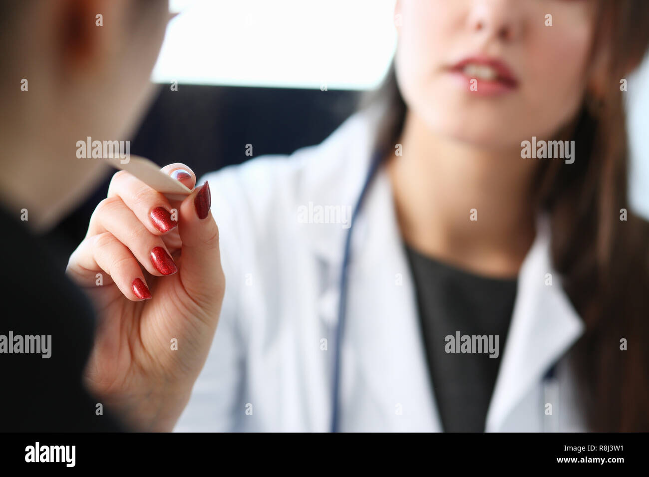 Beautiful smiling female doctor talk with patient Banque D'Images