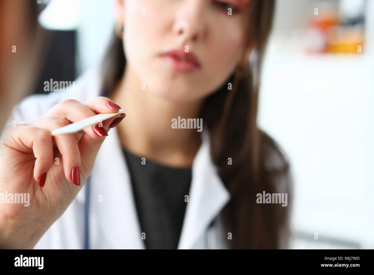 Beautiful smiling female doctor talk with patient Banque D'Images