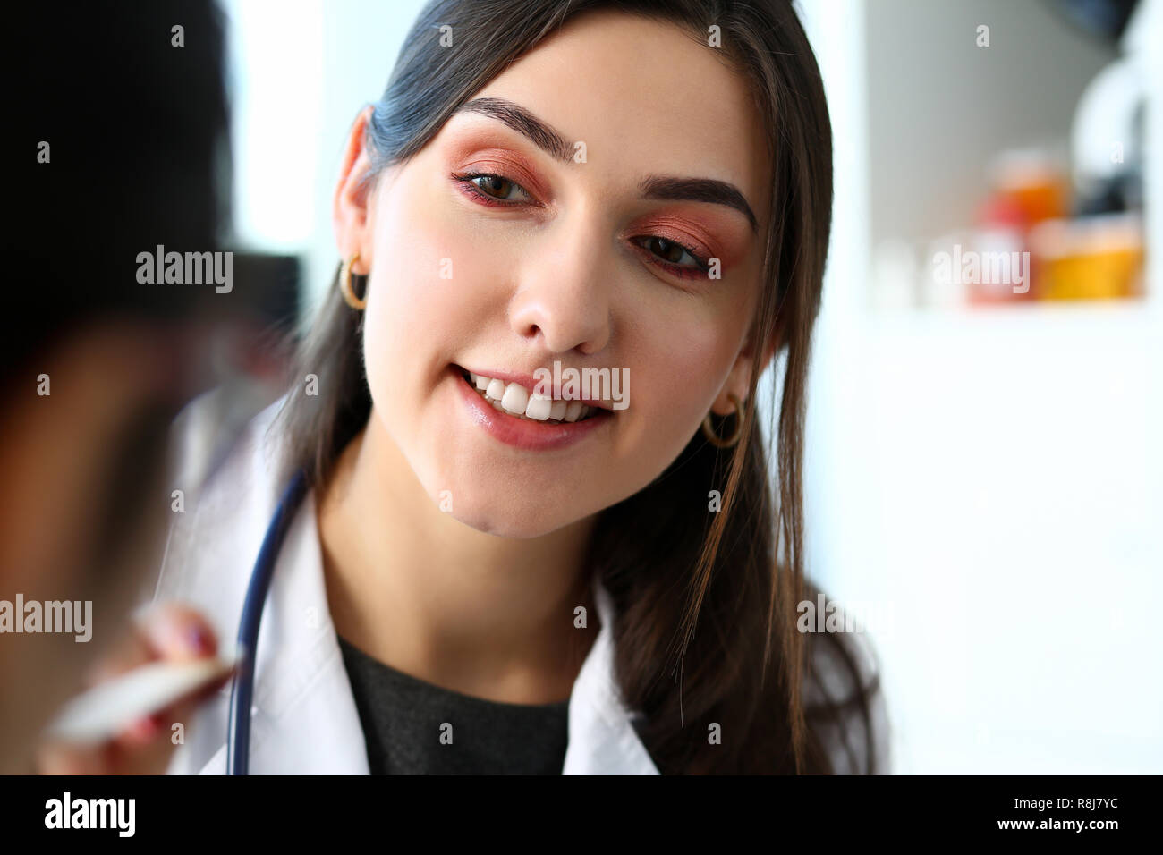 Beautiful smiling female doctor talk with patient Banque D'Images