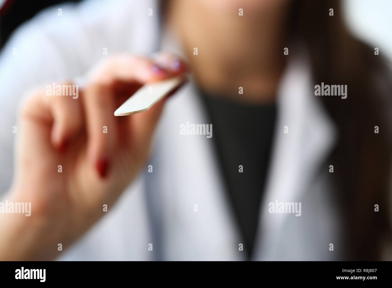 Beautiful smiling female doctor talk with patient Banque D'Images