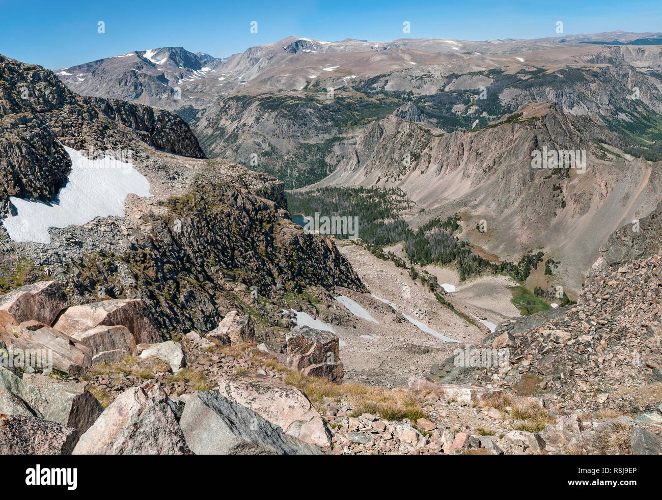 La Montagne du Wyoming oublier à la fin de l'été : le point de vue près du bord de l'autoroute Beartooth dans nord du Wyoming montre des taches de neige sur pe Banque D'Images