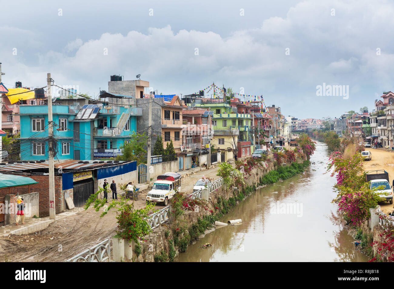 Maisons bordant la rivière Bagmati à Katmandou, Népal Banque D'Images