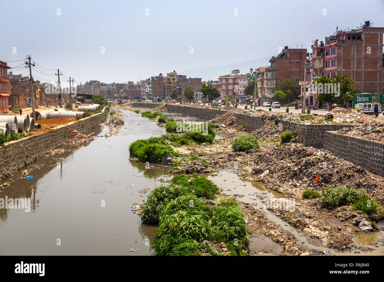 Vue de la rivière Bagmati polluée à Katmandou, Népal Banque D'Images