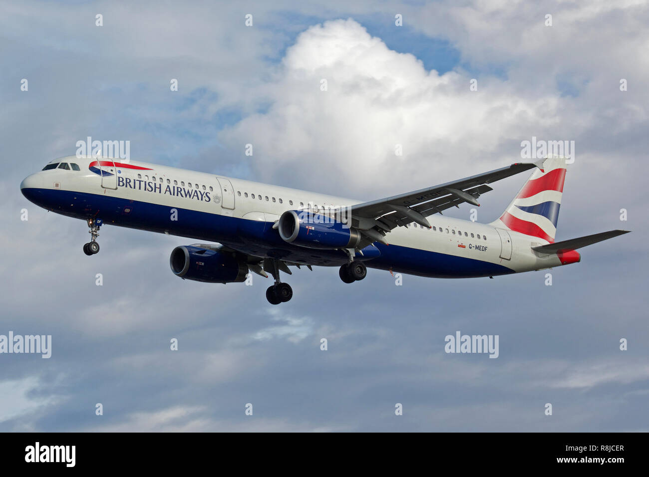 British Airways Airbus A321-231 G-MEDF à l'atterrissage à l'aéroport London Heathrow Banque D'Images