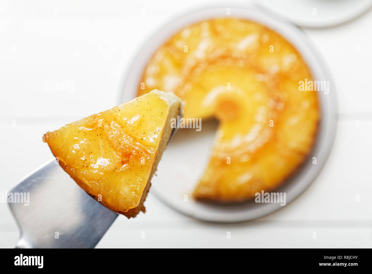 Morceau d'Ananas gâteau à l'envers. Vue d'en haut. L'accent peu profondes. Banque D'Images