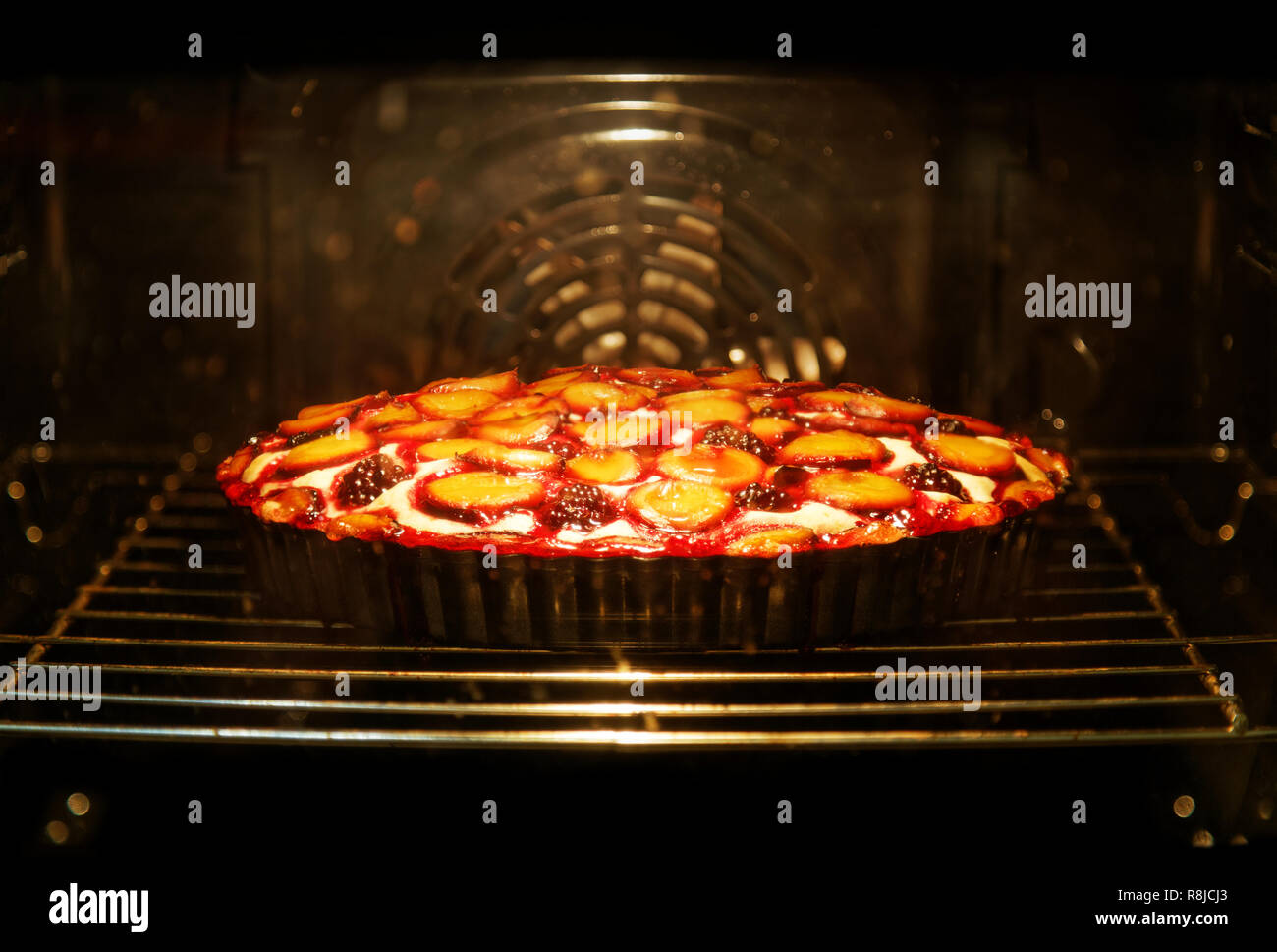 Tarte aux baies faite à la maison avec des prunes et des Blackberry est cuit au four Banque D'Images