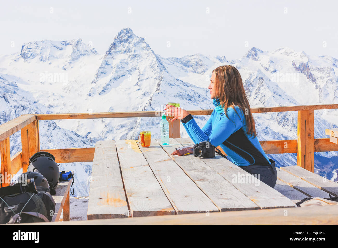 Plateau boissons fille dans un café sur la montagne et bénéficie de la vue. Woman Traveler au paysage des montagnes d'hiver. Voyages et vie active concept. Adven Banque D'Images