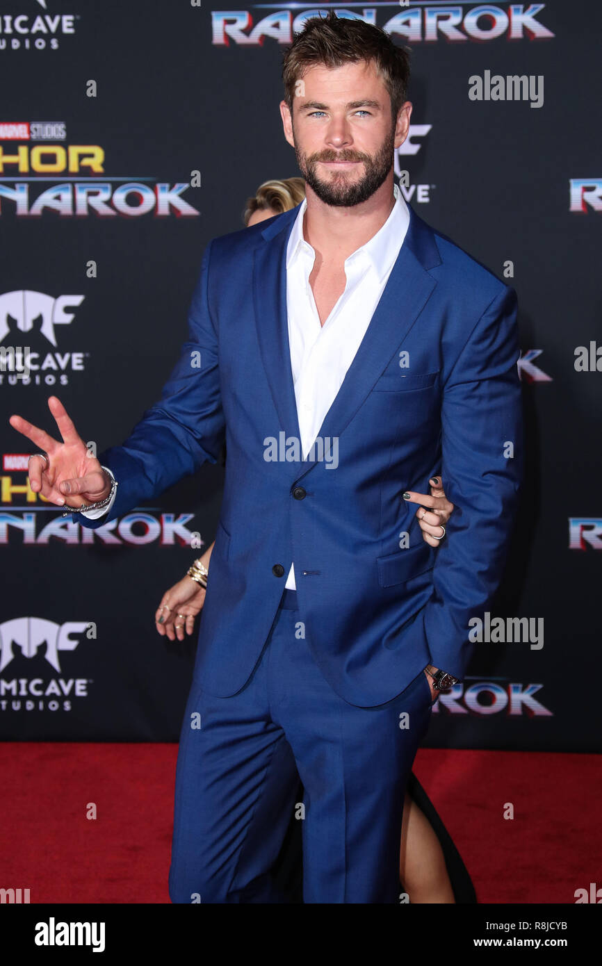 HOLLYWOOD, LOS ANGELES, CA, USA - Le 10 octobre : l'acteur Chris Hemsworth  porter Hugo Boss arrive à la Los Angeles Première de Disney et Marvel Thor  : le "Ragnarok" tenue au