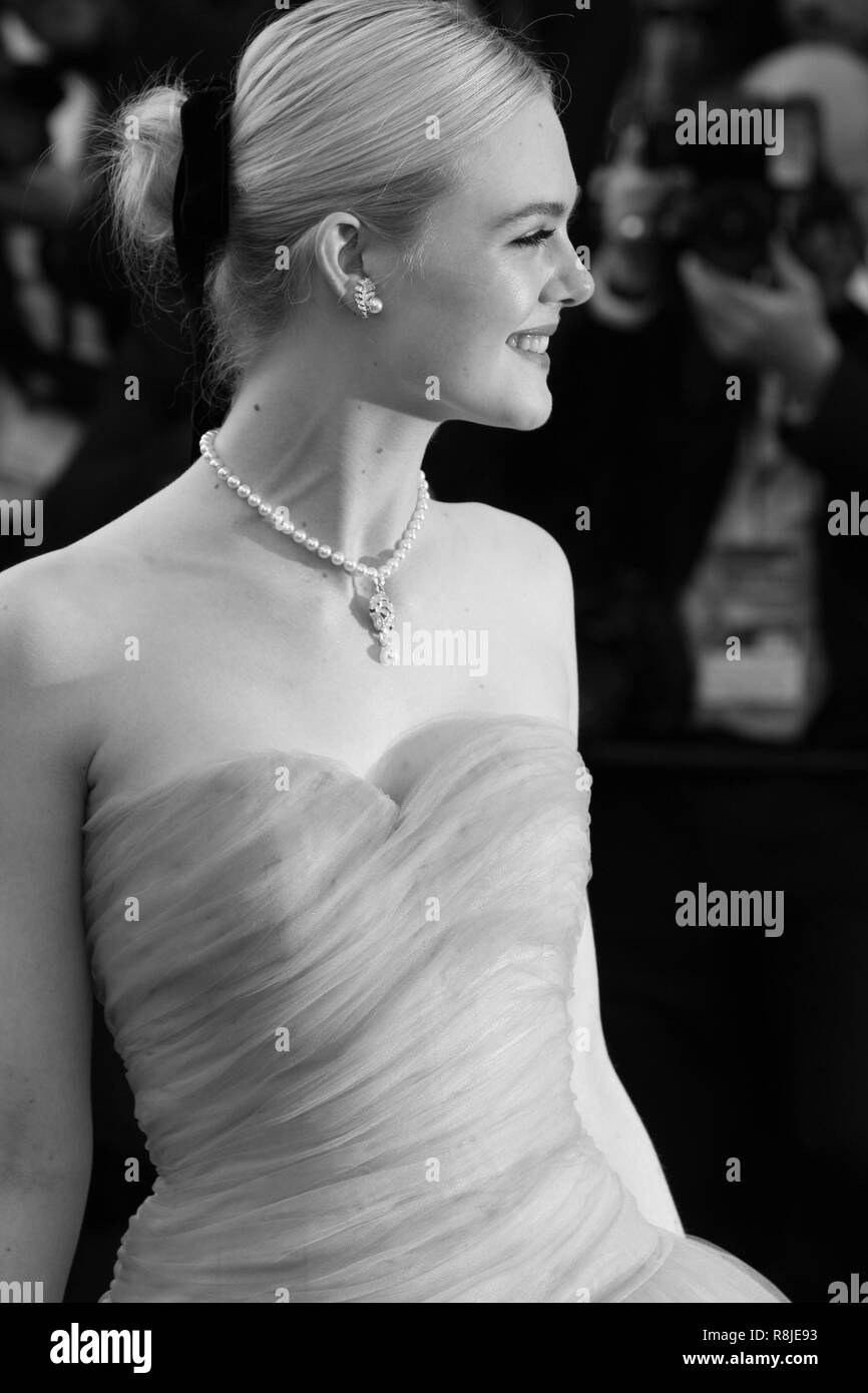 Elle Fanning assiste à la projection pendant le séduisit le 70e Festival du Film de Cannes annuel au Palais des Festivals le 24 mai 2017 à Cannes, France. Banque D'Images