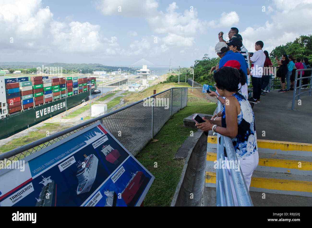Les gens voient comment un navire passe par l'élargissement du canal à l'élargissement du canal de Panama Visitor Centre Banque D'Images
