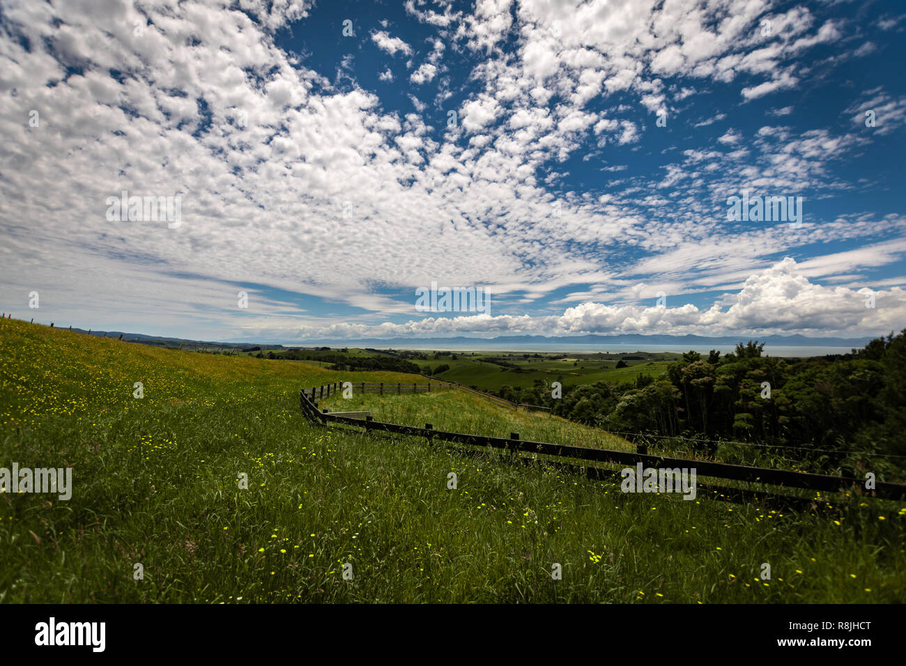 Vue d'un ciel magnifique avec de longs nuages blancs donnant sur la péninsule de Coromandel et de l'estuaire de la Tamise Banque D'Images