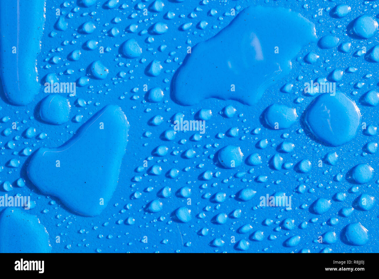 Plusieurs gouttes de gouttes d'eau sur fond bleu clair Banque D'Images