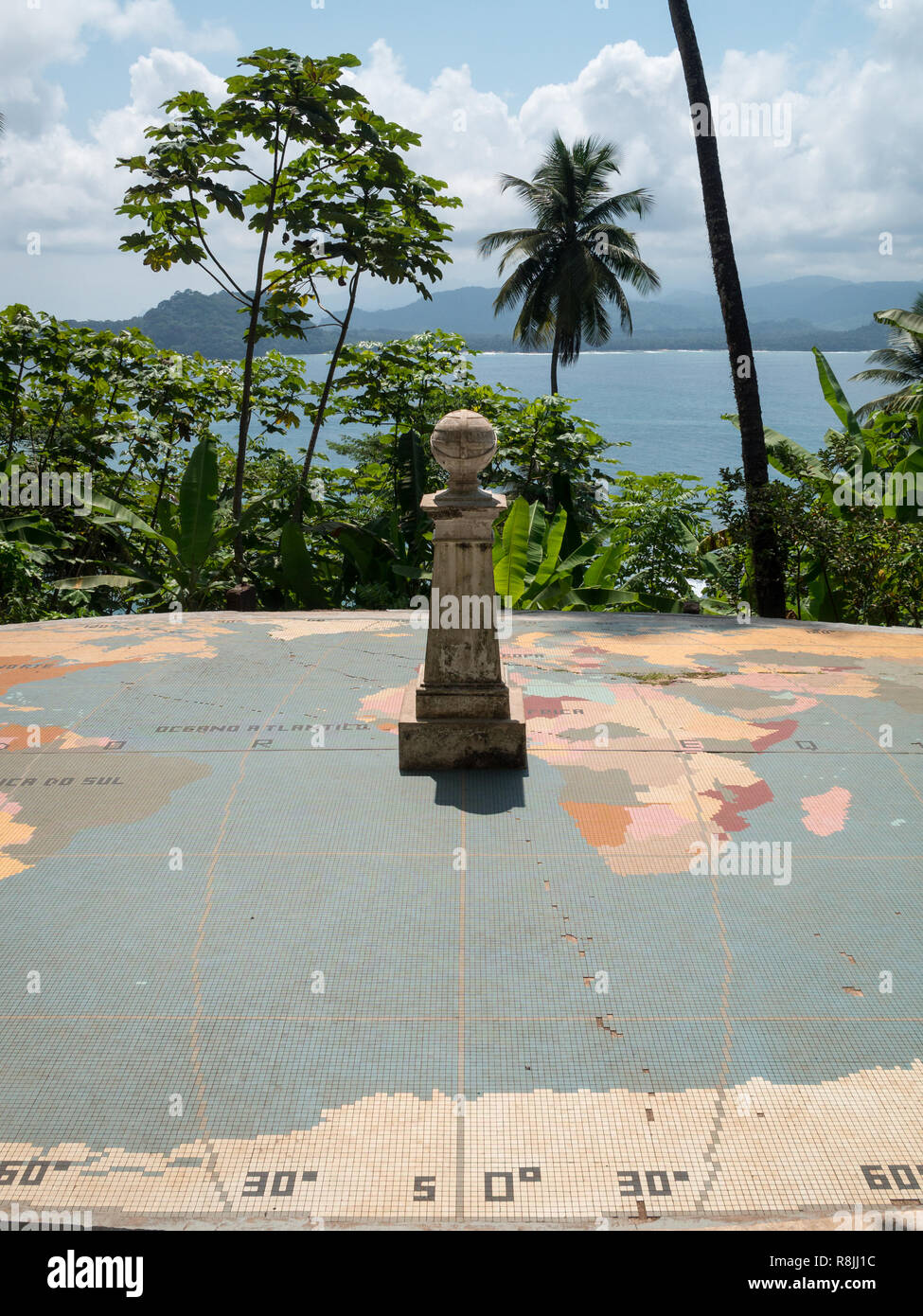 Ligne de l'équateur de repère à Rolas Islet Banque D'Images Ligne de l'équateur de repère à Rolas Islet Banque D'Images