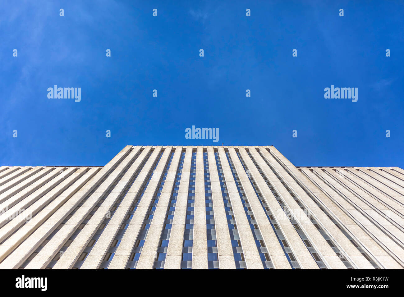 Ciel bleu avec gratte-ciel brutaliste jusqu'à Banque D'Images