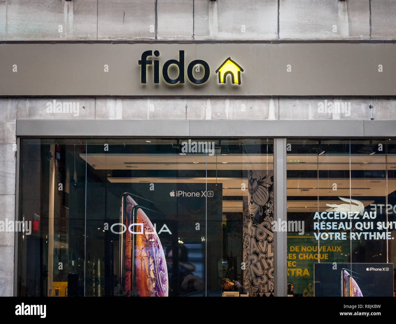 Montréal, Canada - le 5 novembre 2018 : Fido logo en face de leur boutique à Montréal. Telus est une entreprise de télécommunications canadienne administré par R Banque D'Images