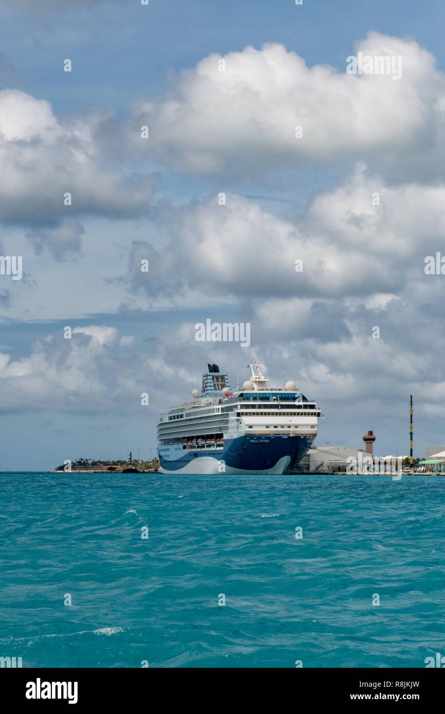 Croisière dans les Antilles île de Aruba - port de croisière avec deux navires de croisière amarré dans le port d'Oranjestad attendre que les passagers des vacances en croisière Banque D'Images