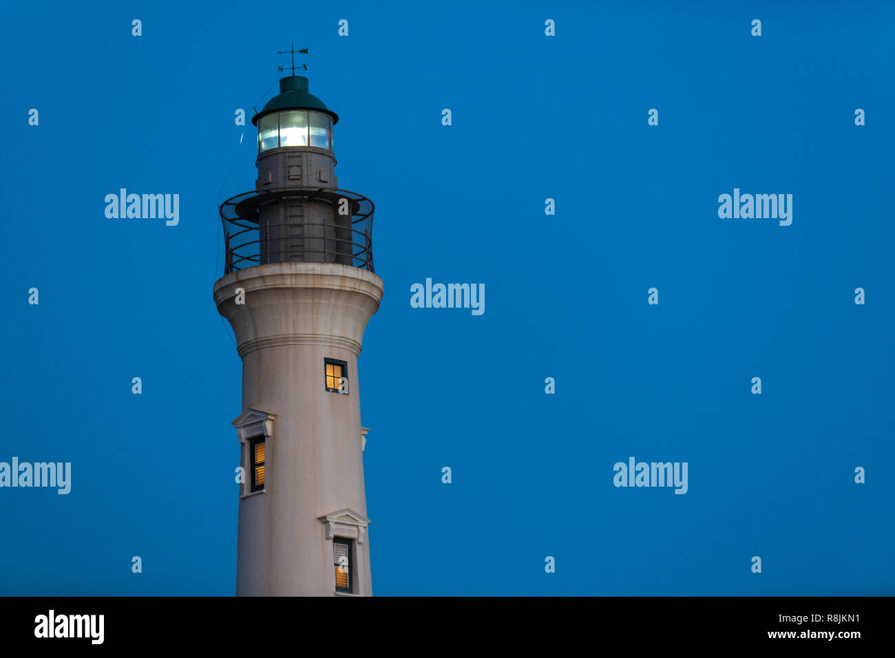 Phare California Aruba Hudishibana - Plage d'Arashi phare au crépuscule avec la lumière sur Banque D'Images